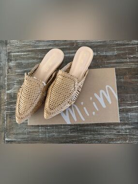 Mi.Mi Khaki Grace Pointed Toe Mule - Sz 8.5